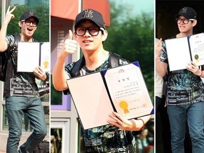 Pulang Wamil, Heechul Super Junior Bawa Penghargaan Petugas Teladan